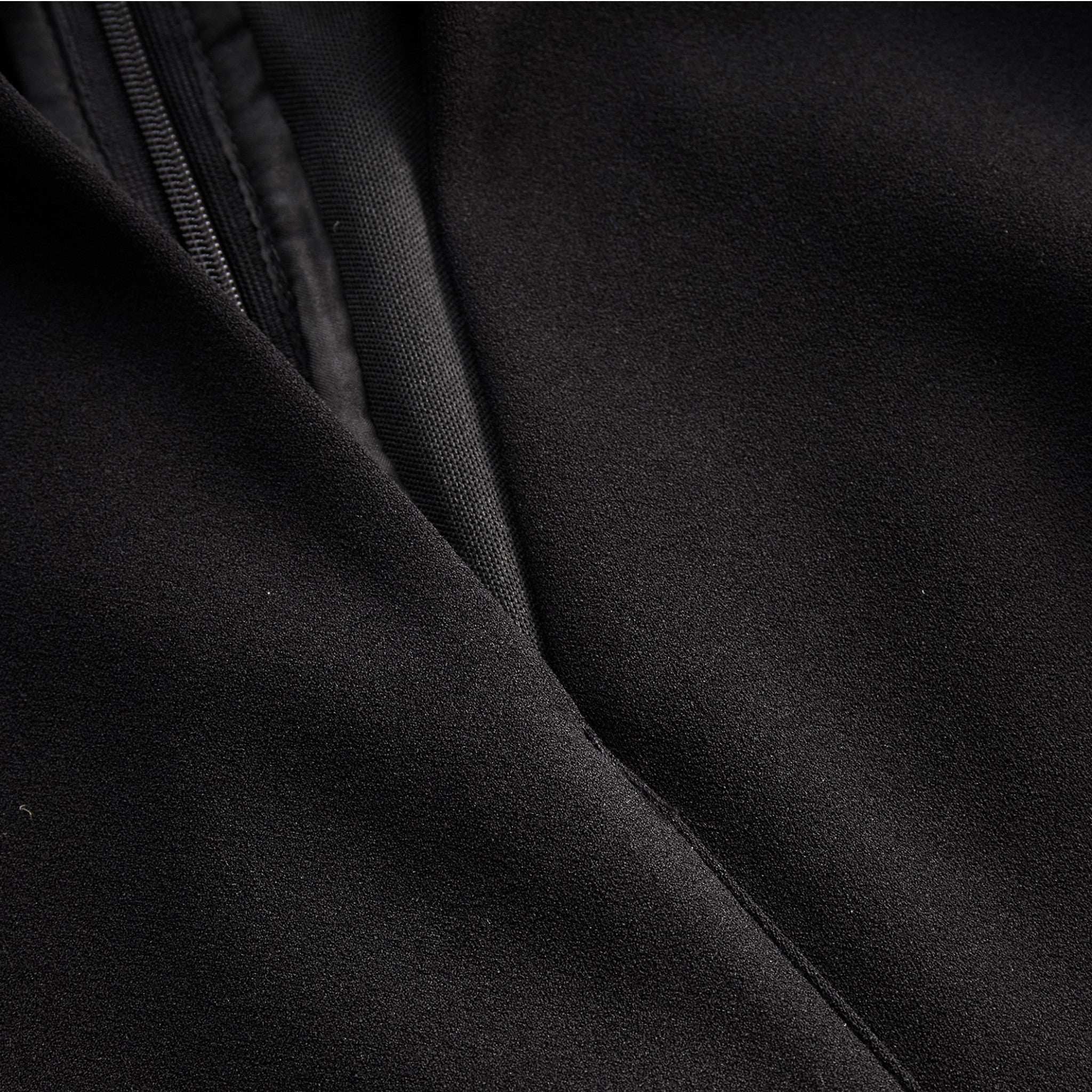 Kate | Εκλεπτυσμένο μαύρο φόρεμα με ζώνη και γιακά μανταρίνι