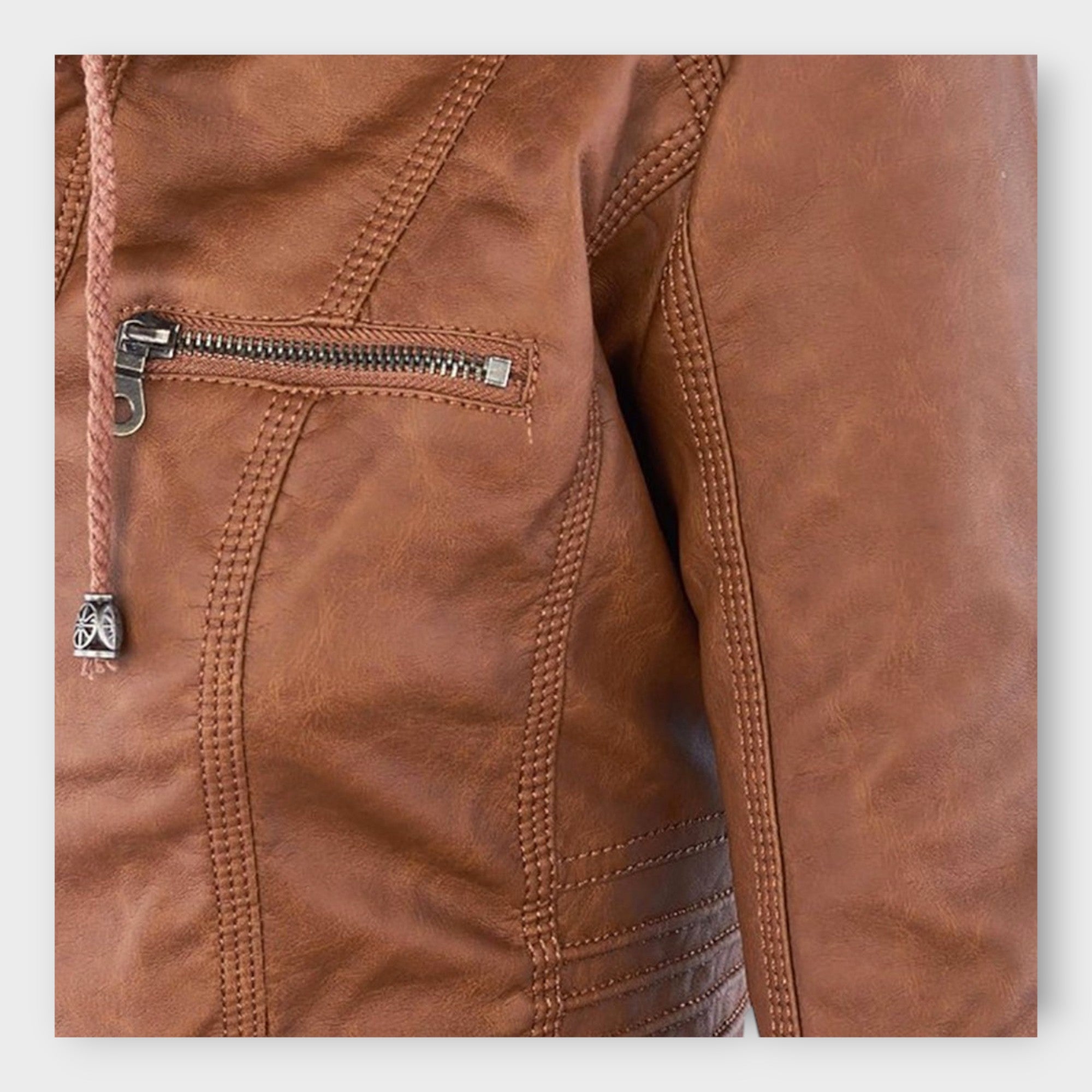 Μοντέρνα δερμάτινη ζακέτα με κουκούλα και διαχρονικό σχέδιο