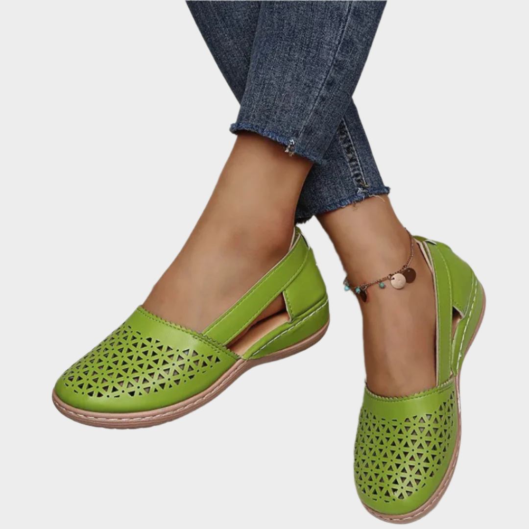 Ανατομικές δερμάτινες μπαλαρίνες με κοψίματα και λουράκι