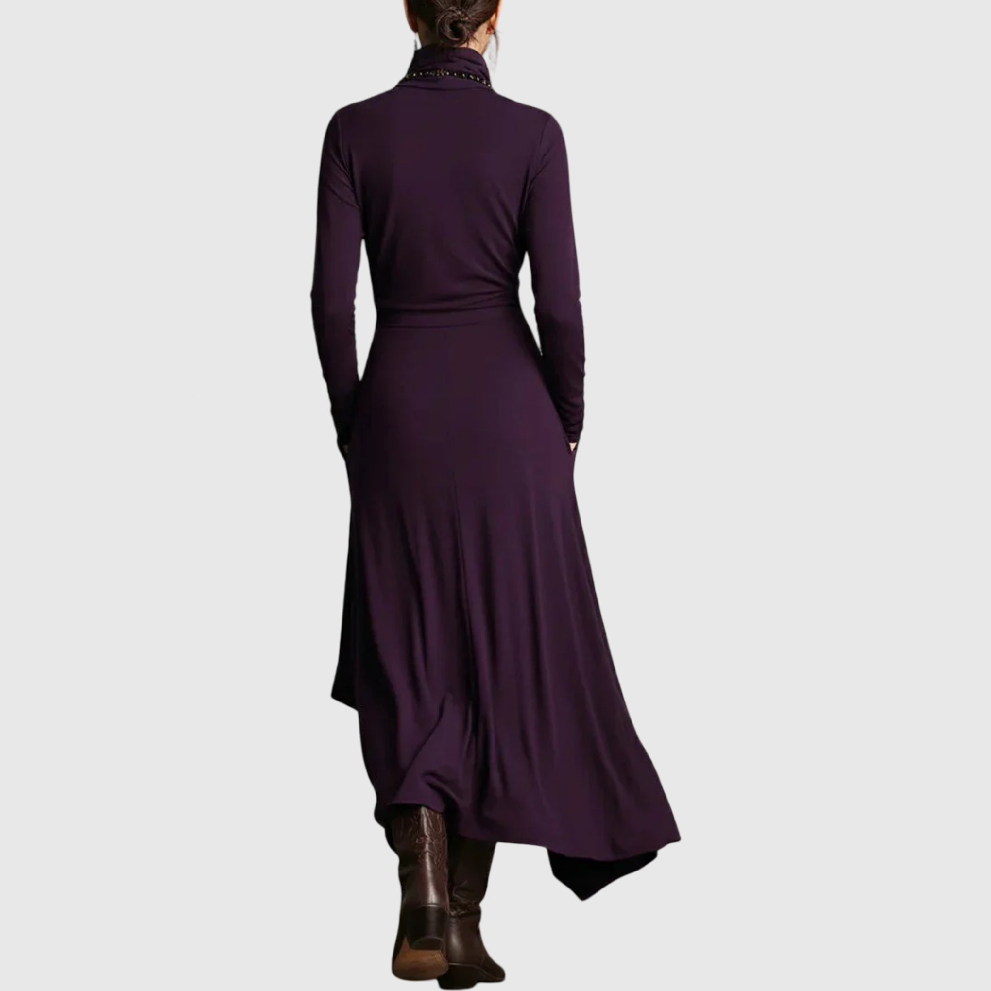 Sandra | Ασύμμετρο μακρύ πλισέ φόρεμα με ψηλό γιακά σε μοβ χρώμα