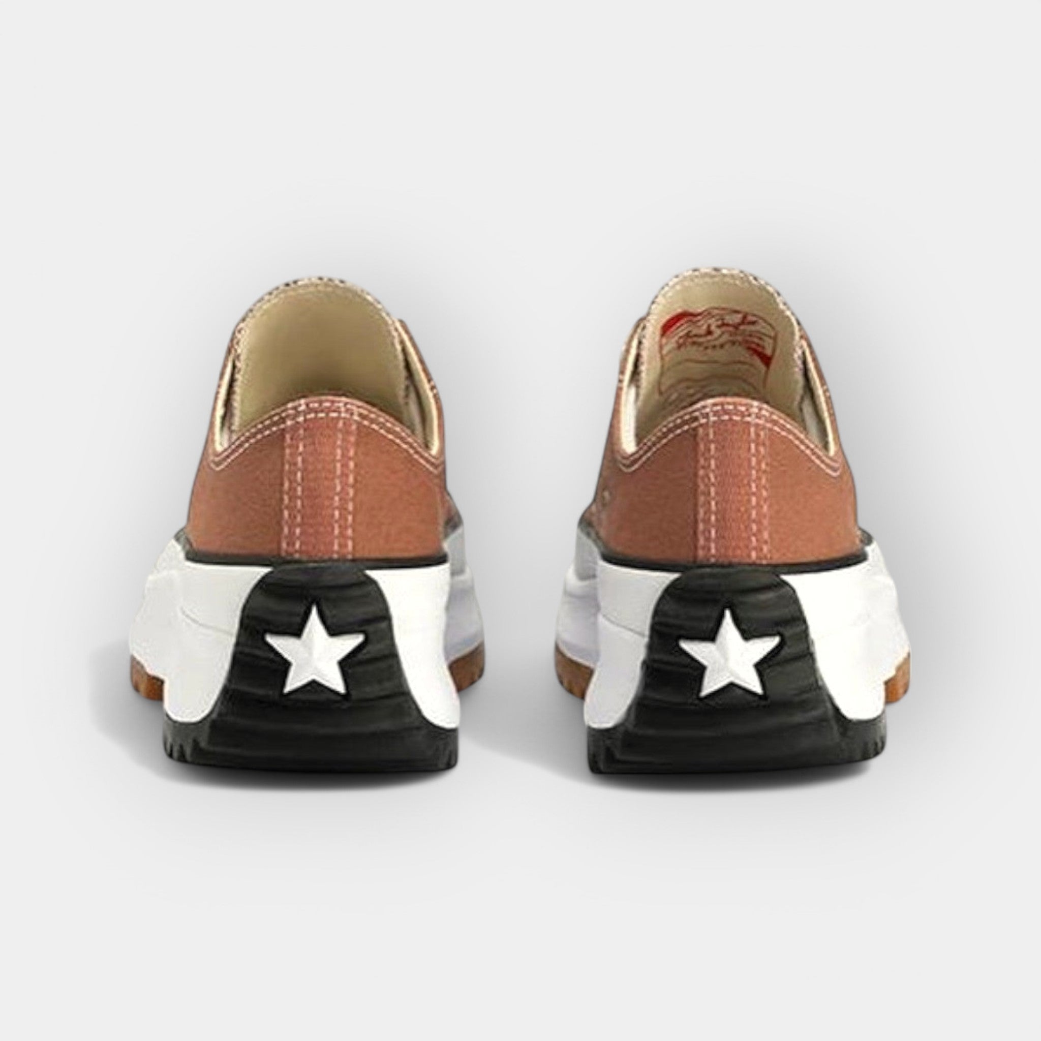 Μοντέρνα αθλητικά παπούτσια με χοντρή σόλα