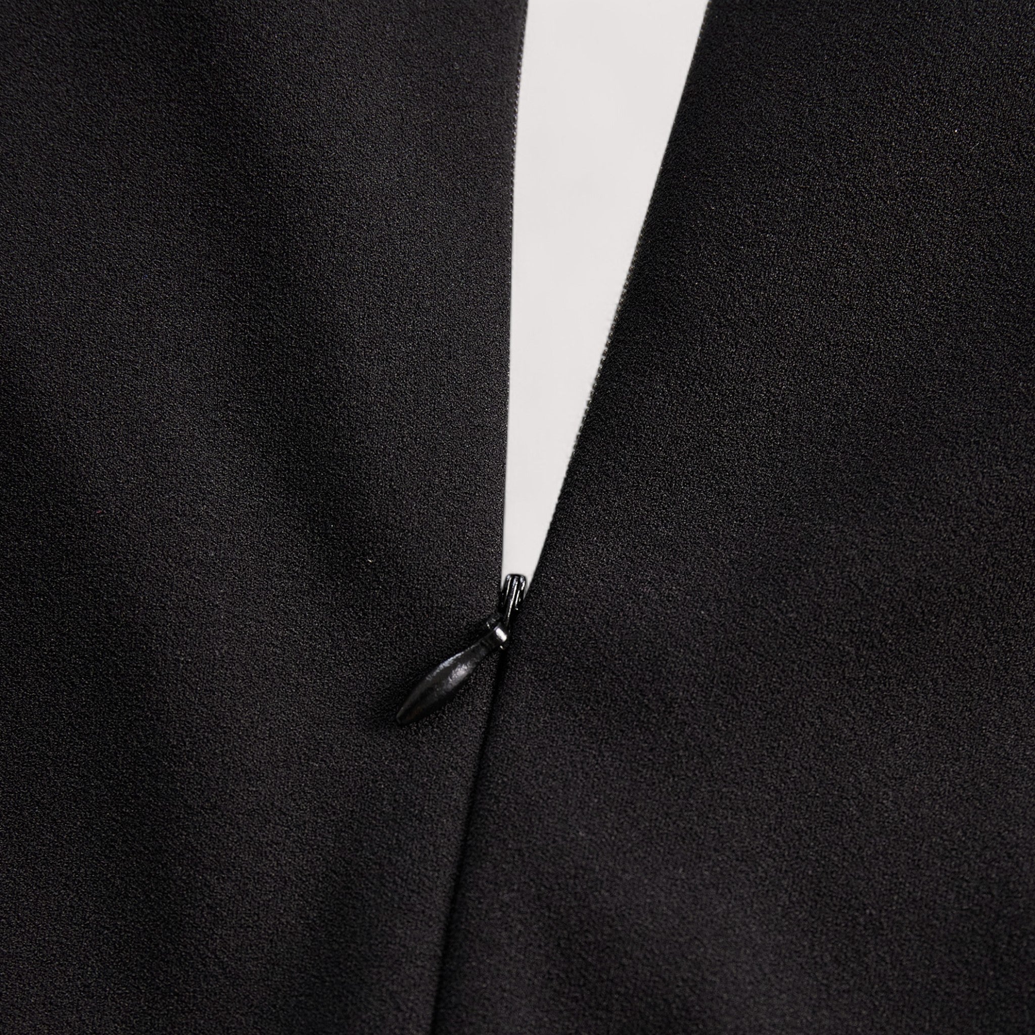 Kate | Εκλεπτυσμένο μαύρο φόρεμα με ζώνη και γιακά μανταρίνι