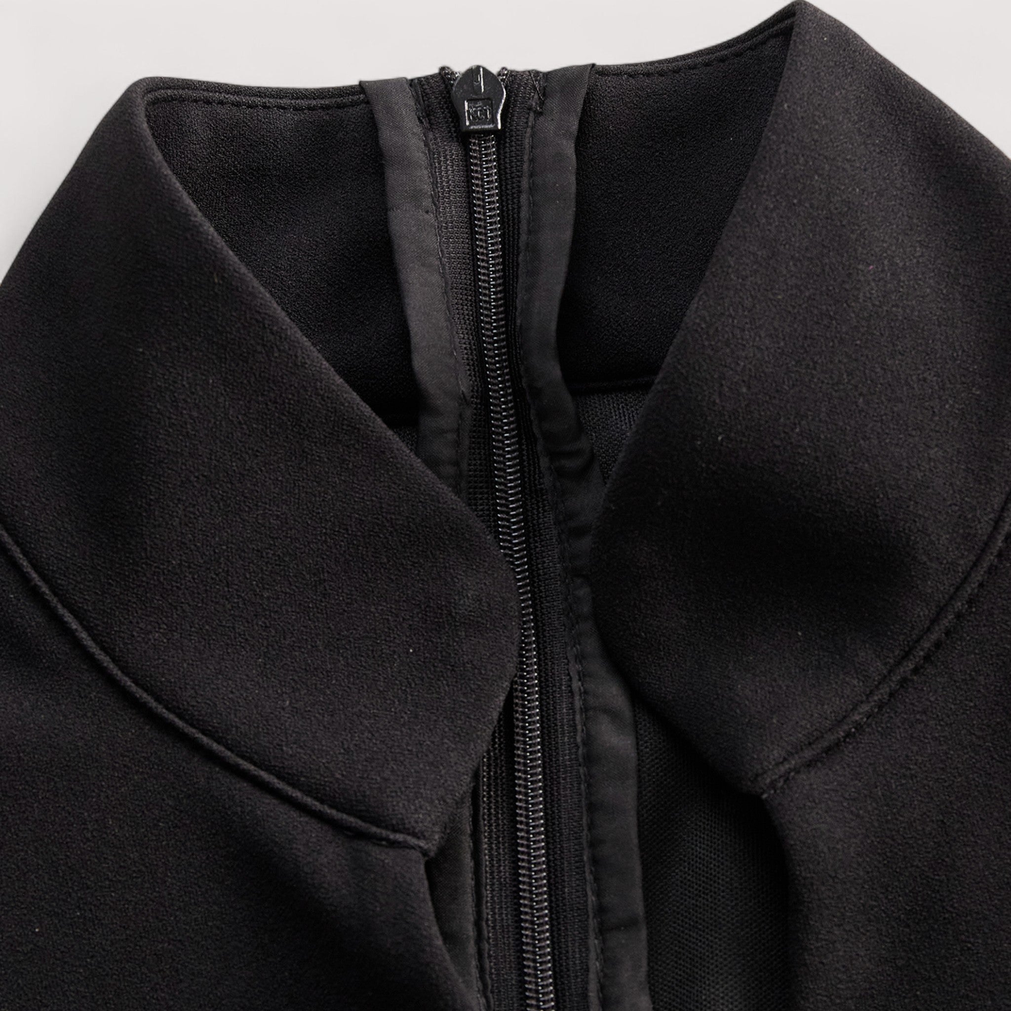 Kate | Εκλεπτυσμένο μαύρο φόρεμα με ζώνη και γιακά μανταρίνι