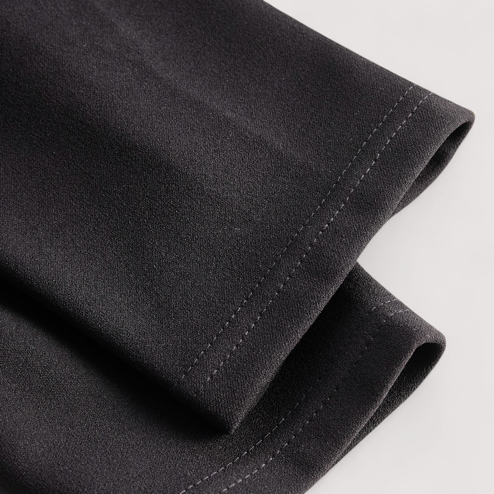 Kate | Εκλεπτυσμένο μαύρο φόρεμα με ζώνη και γιακά μανταρίνι