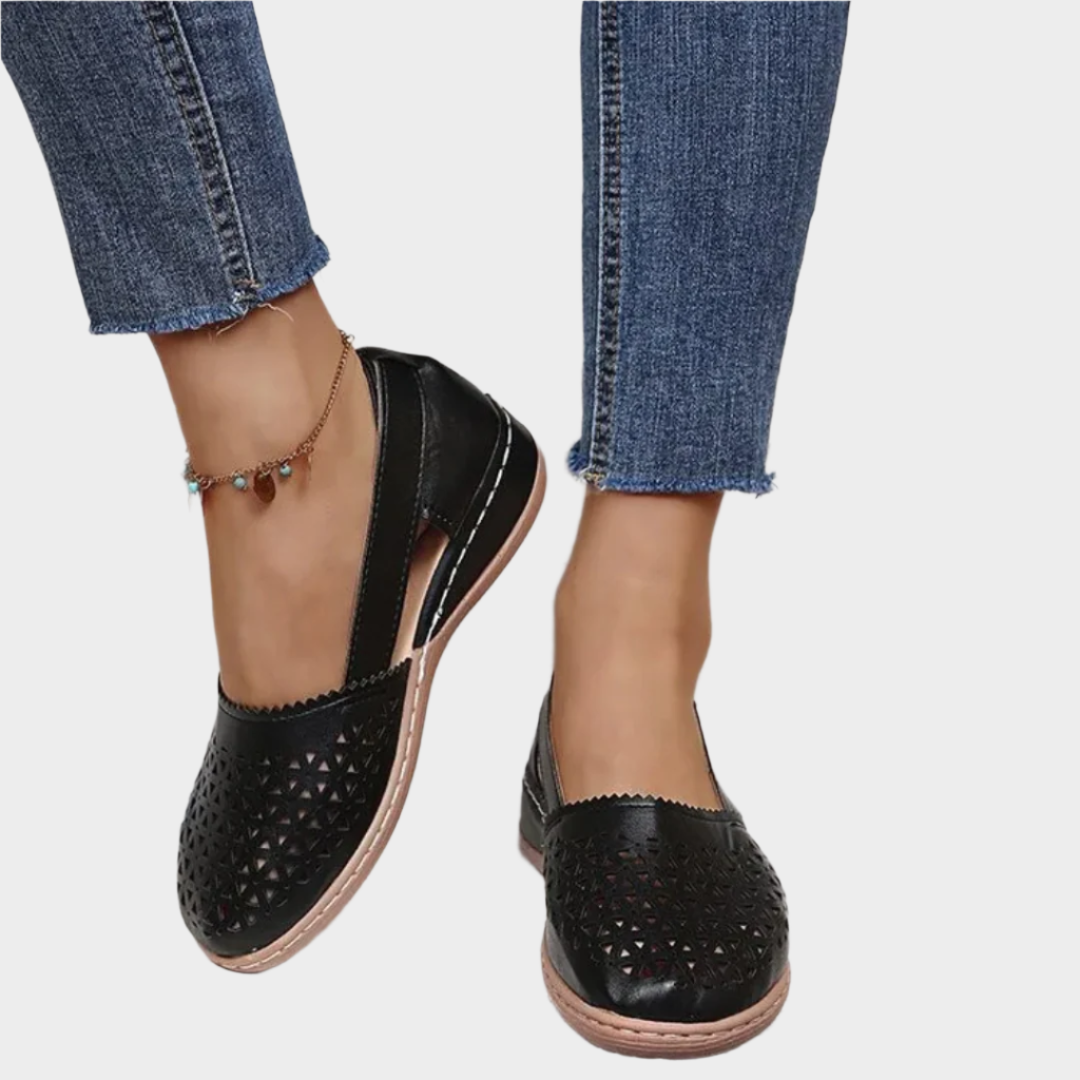 Ανατομικές δερμάτινες μπαλαρίνες με κοψίματα και λουράκι